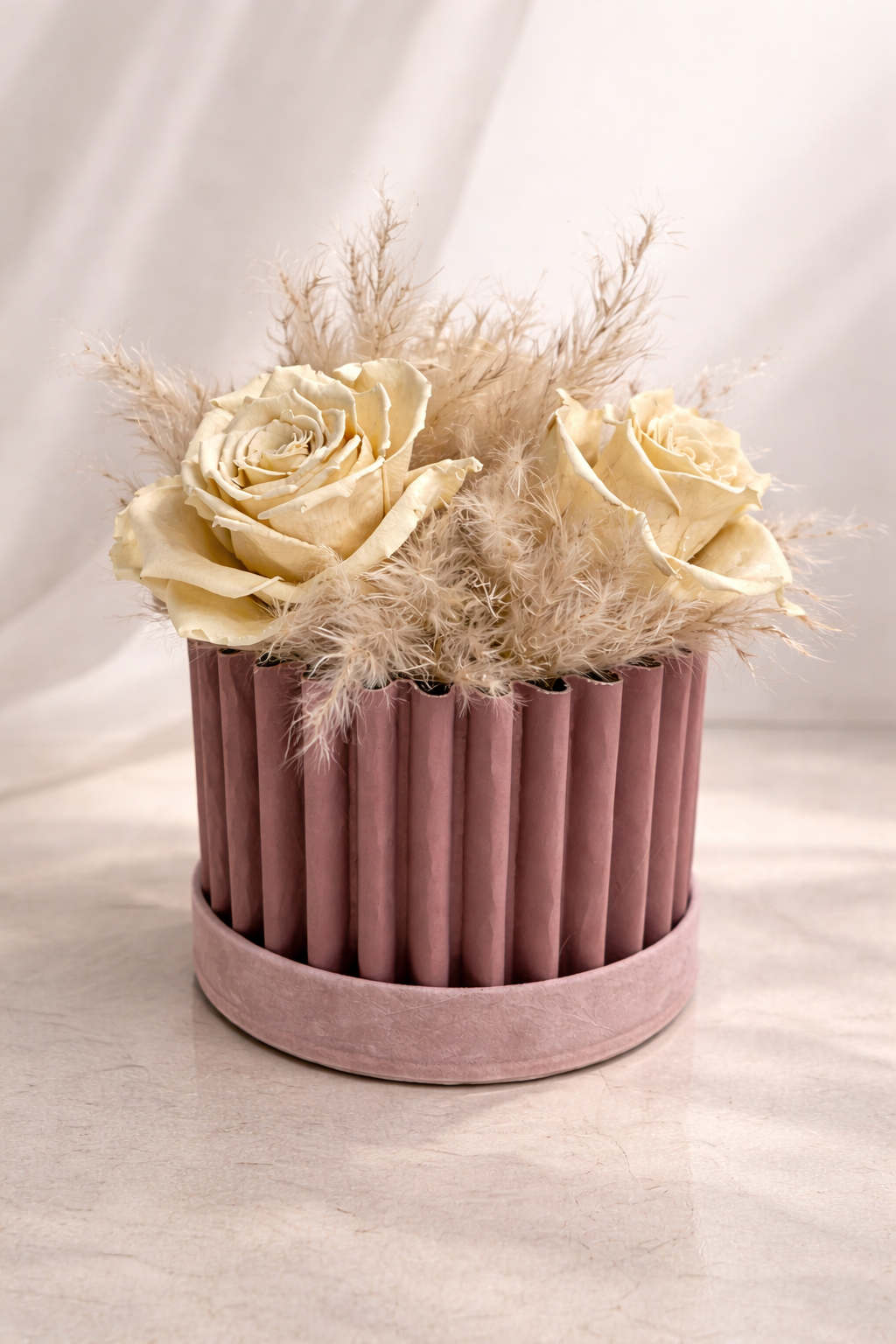 Velours d’Aube – Flower Box con 3 Rose Avorio Stabilizzate e Pampas (18 cm)