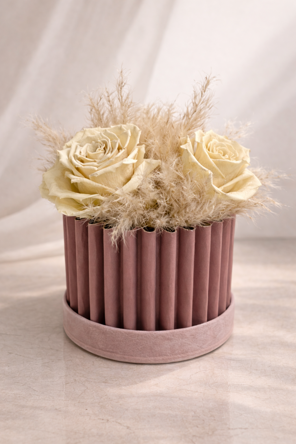 Velours d’Aube – Flower Box con 3 Rose Avorio Stabilizzate e Pampas (18 cm)