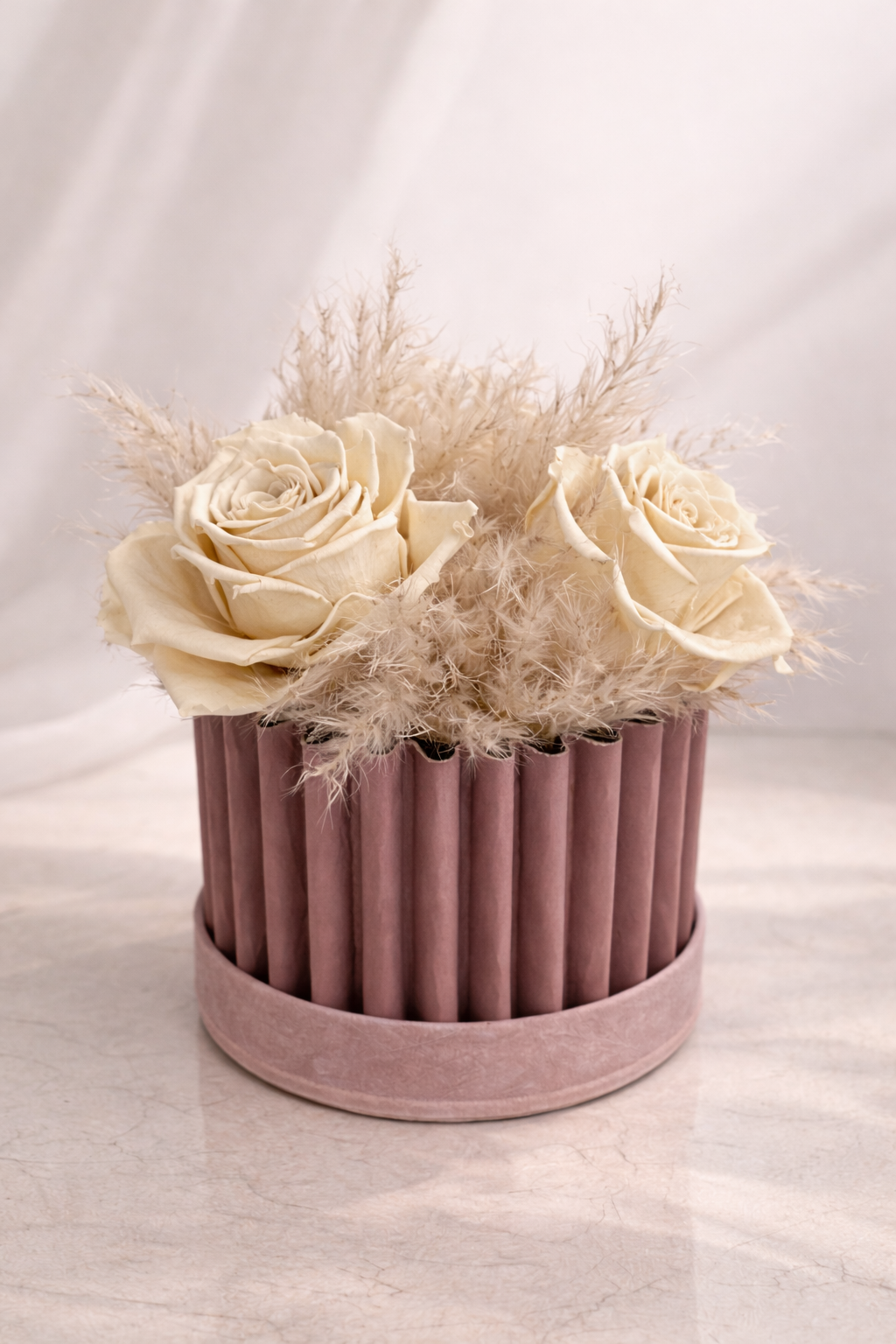Velours d’Aube – Flower Box con 3 Rose Avorio Stabilizzate e Pampas (18 cm)