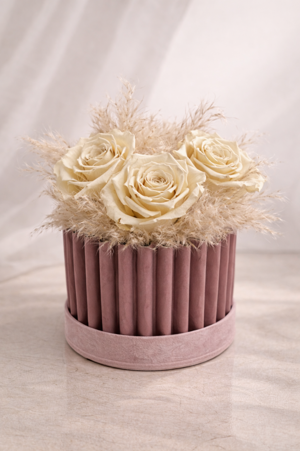 Velours d’Aube – Flower Box con 3 Rose Avorio Stabilizzate e Pampas (18 cm)